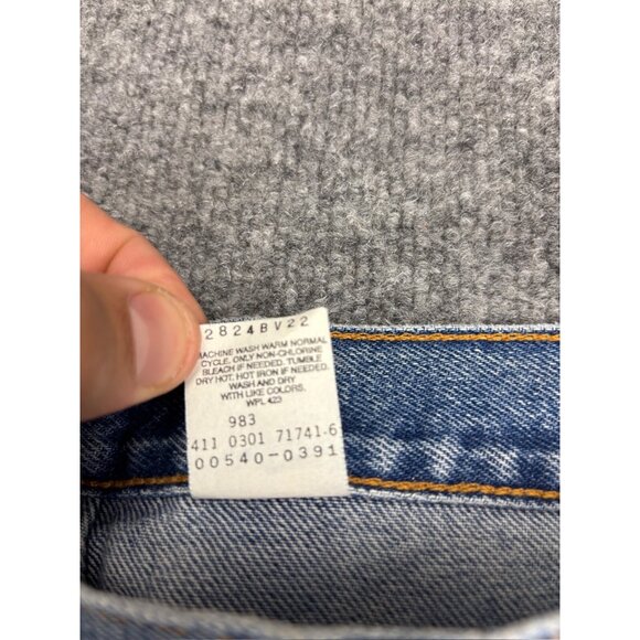 Vintage Levi's 540 Relaxed Jeans Men's W40 Blue Denim Tapered Leg Leather Patch - Picture 3 of 13